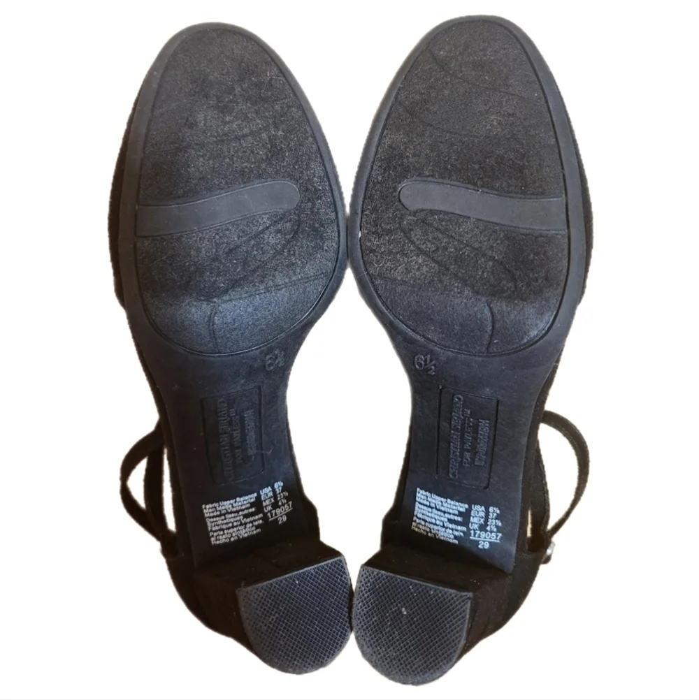Christian Siriano sophisticated black heel