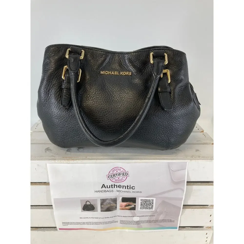 MICHAEL KORS, MEDIUM SIZE BLACK PEBBLED LEATHER HANDBAG