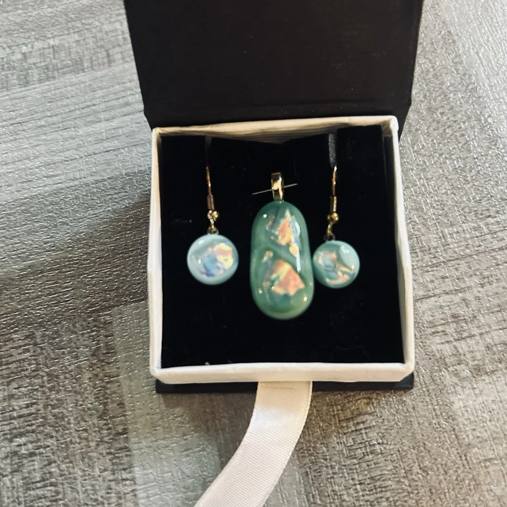 The Unbranded Brand bluish green