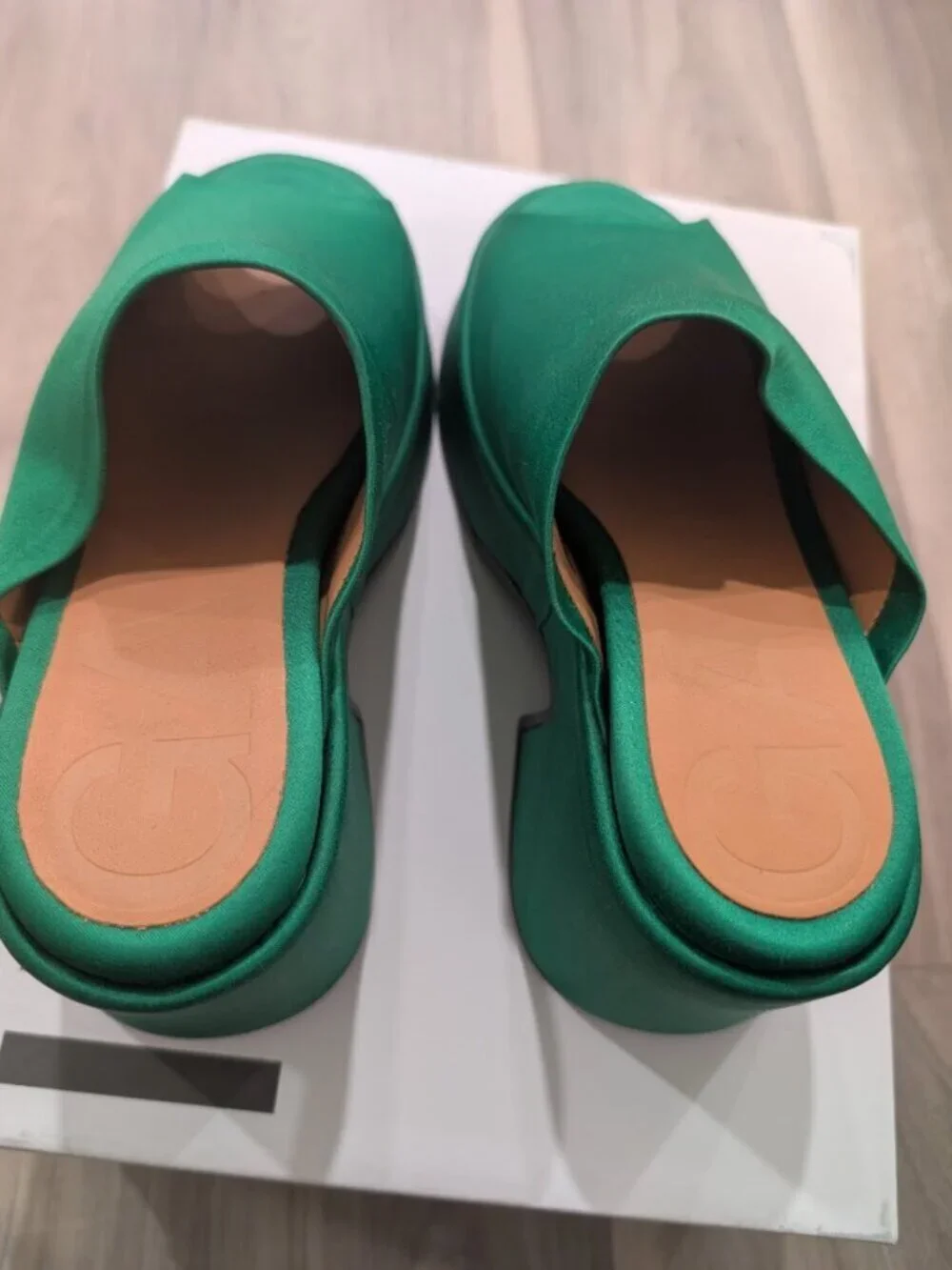 GANNI | Retro Satin Platform Wedge Mule In Kelly Green EU37