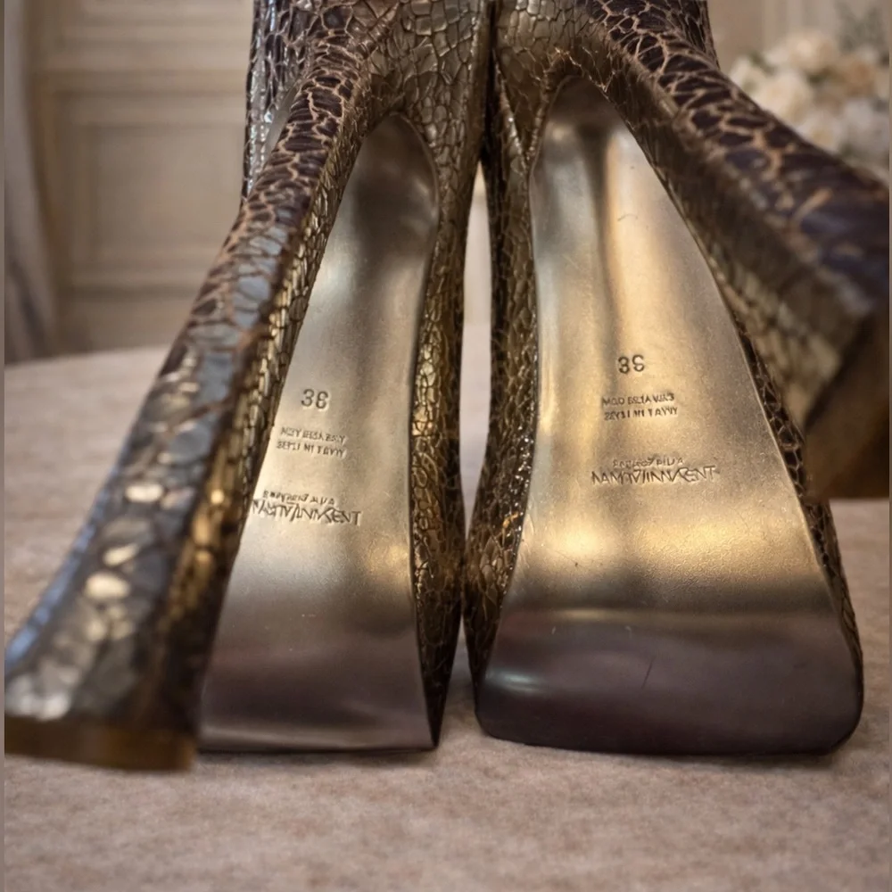 Yves Saint Laurent excellent pointed classic