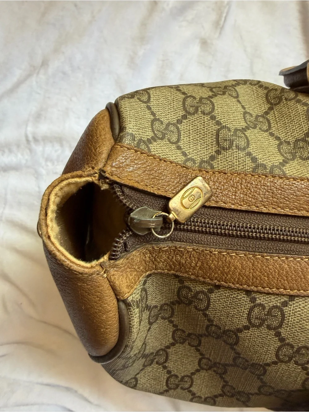 Gucci signature gg