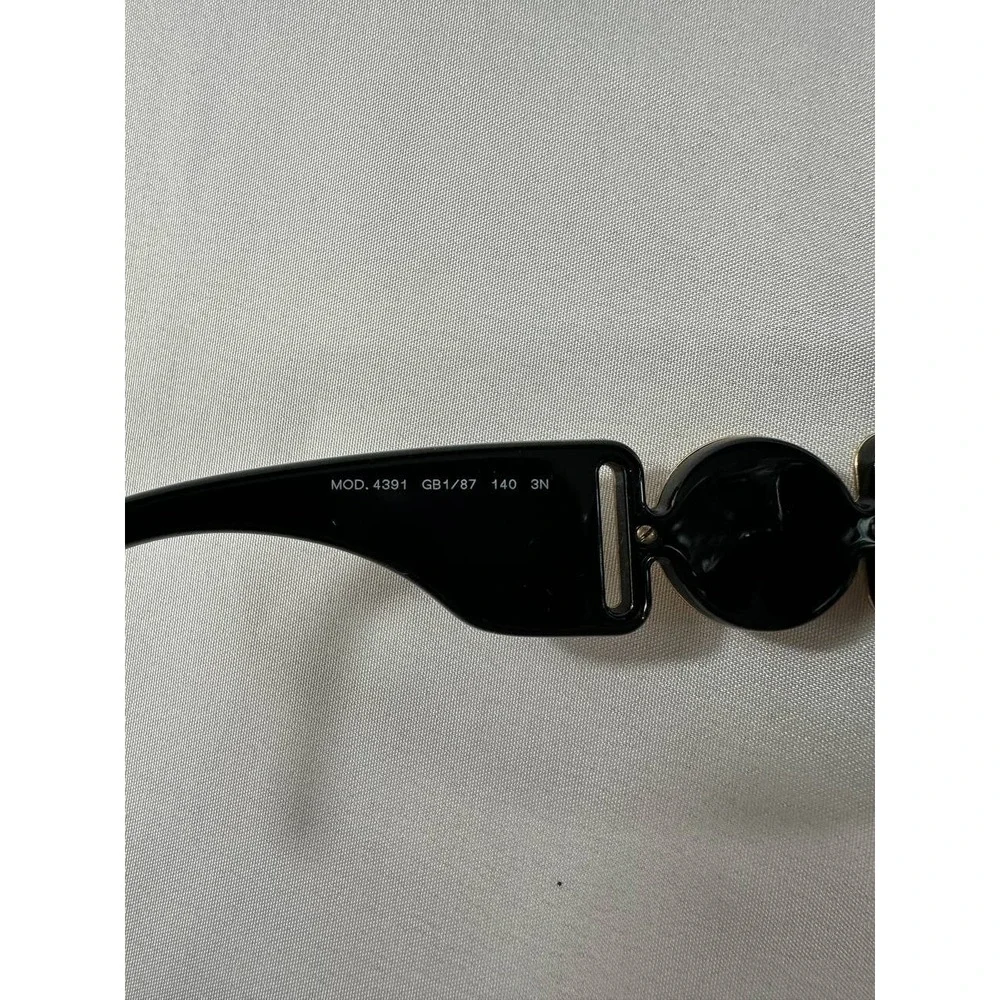 Versace frame normal shown