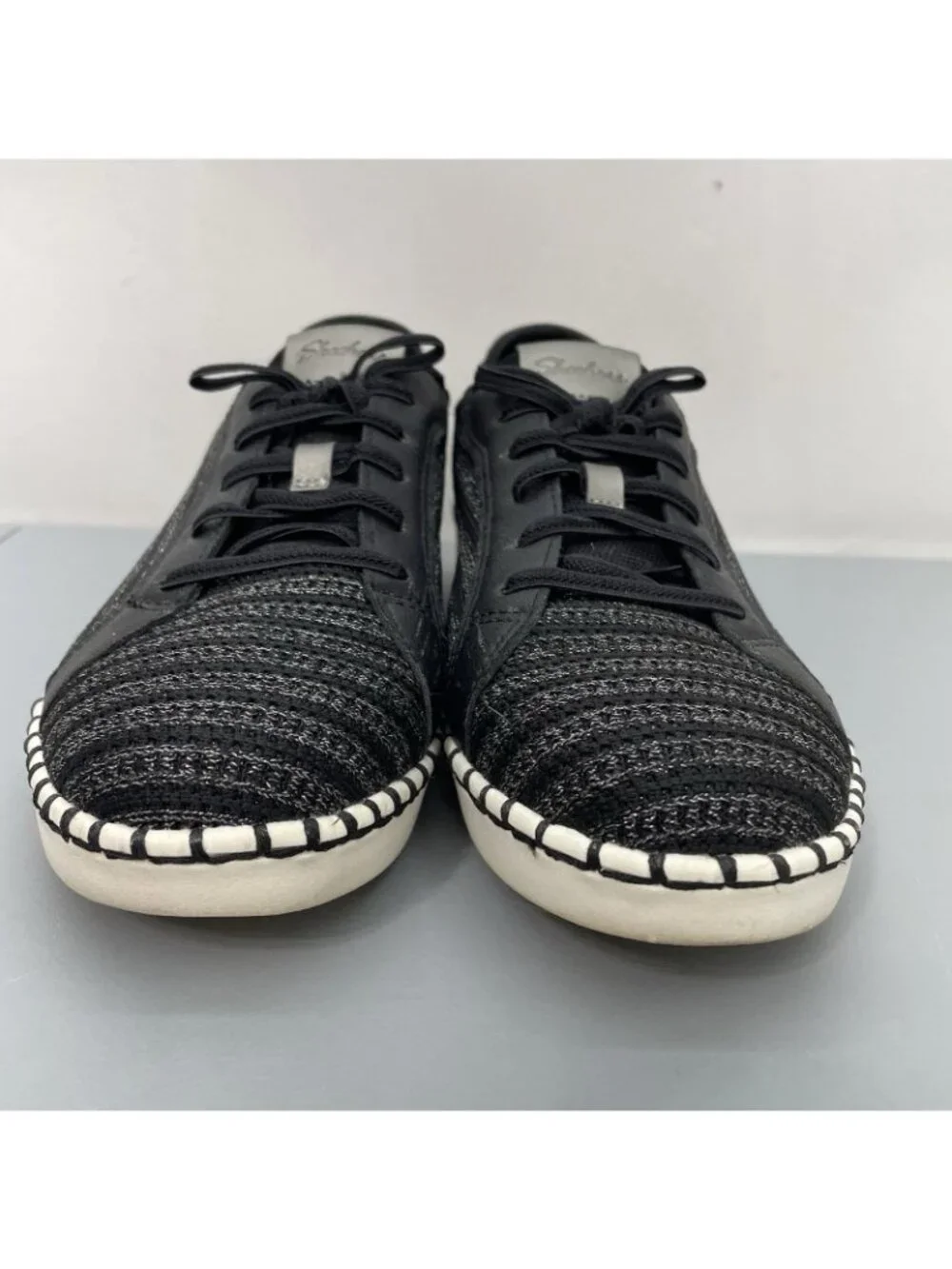 Skechers light details