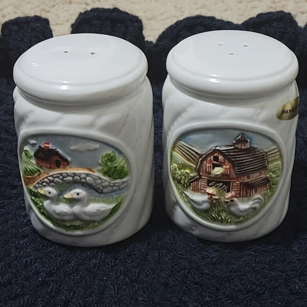 Vtg Gibon Salt Pepper Shakers 3.25
