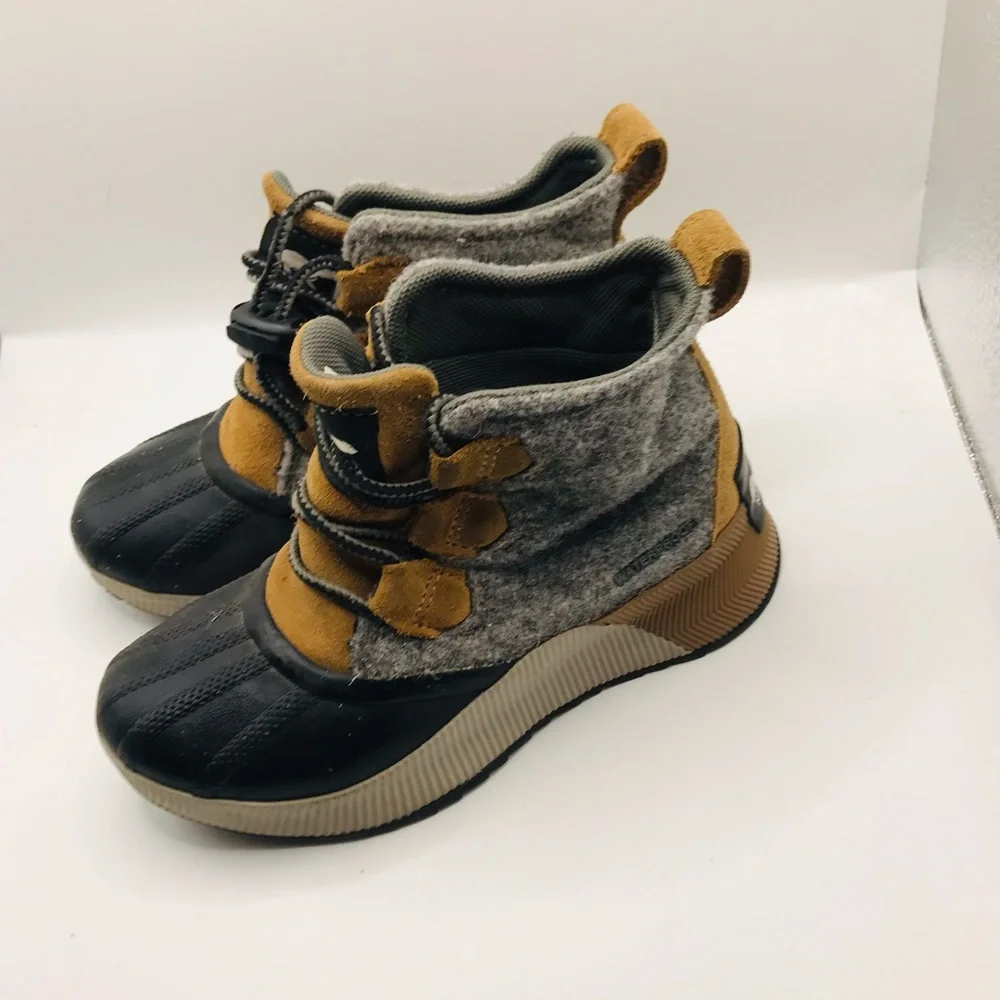 Sorel off grippy upper