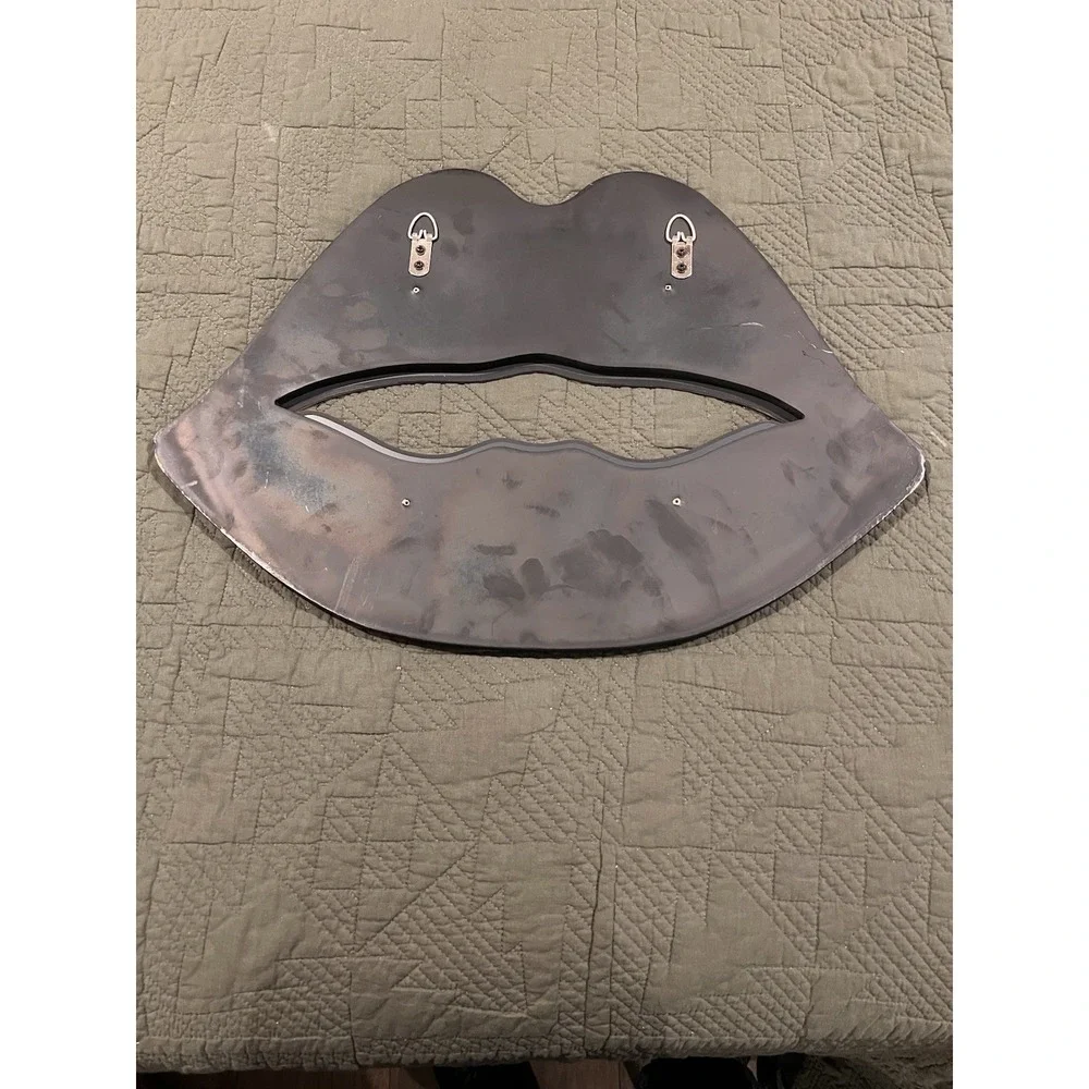 Very G mirror lips