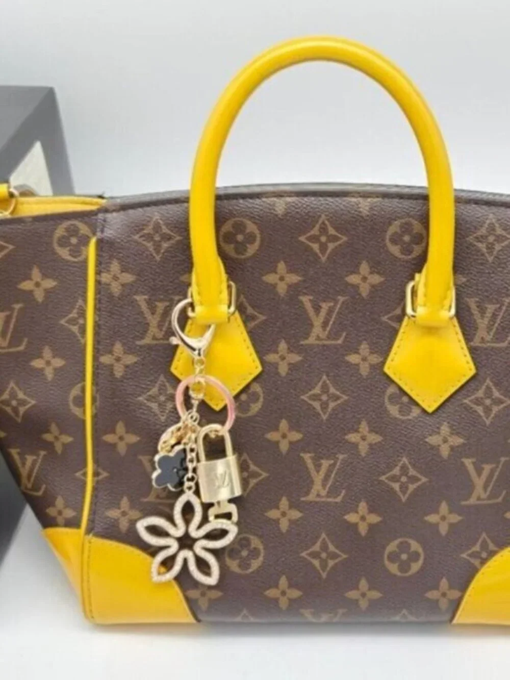 Authentic Louis Vuitton Gold Padlock 🔑 Unbranded Clover Keychain Bag Charm LV