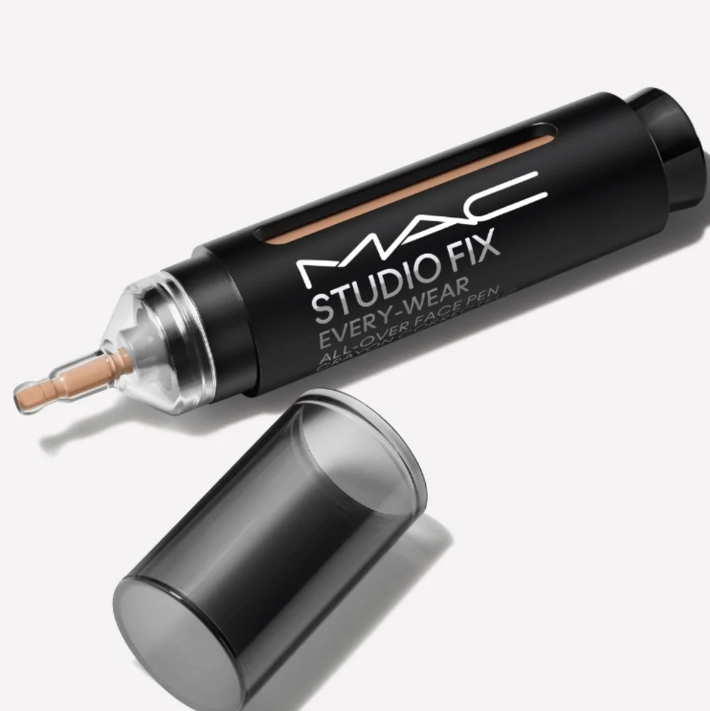 MAC NC30 Studio Fix Every-Wear All Over Face Pen
