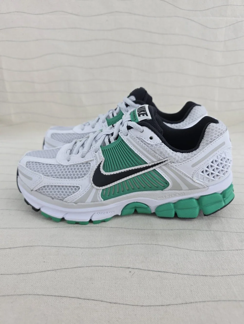 Nike Womens Zoom Vomero 5 White Green Sneakers Shoes Fj2028-102 Size 6 NEW