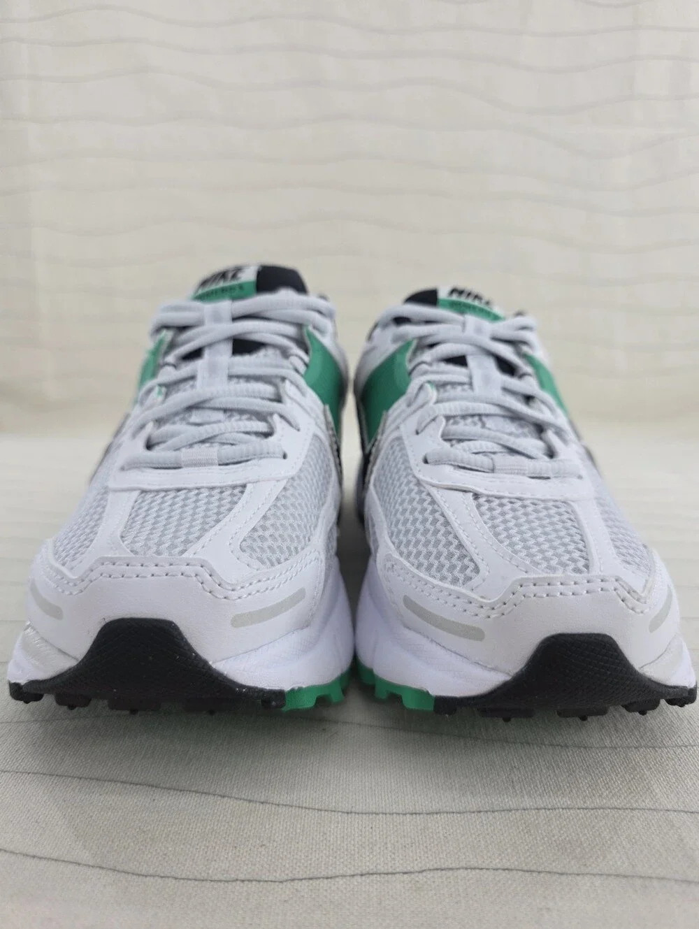 Nike Womens Zoom Vomero 5 White Green Sneakers Shoes Fj2028-102 Size 6 NEW
