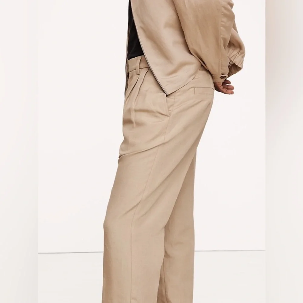 NWT! Banana Republic Men’s Kahki Beige TENCEL™-LINEN PLEATED CROPPED PANT 🩷