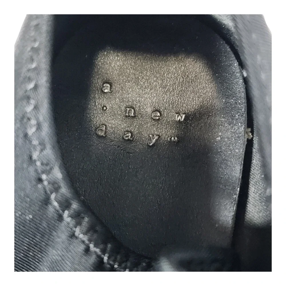 A New Day Womens Black Silver Metallic Perforated Fashion Sneakers Size 8.5