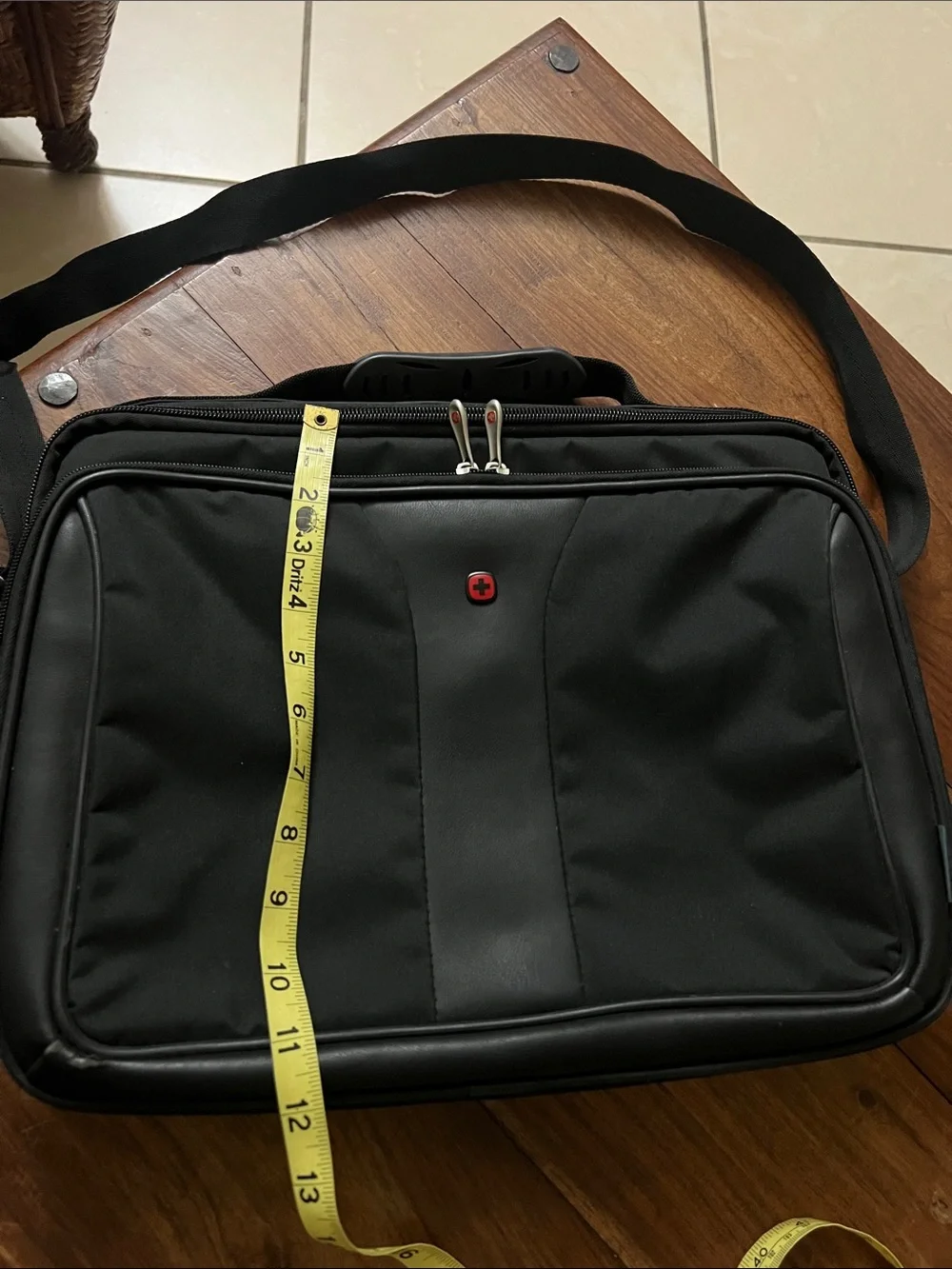 SwissGear streamlined messenger