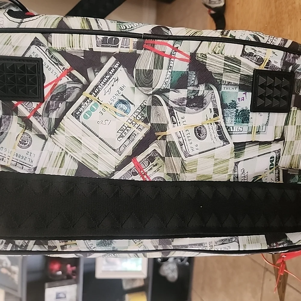 Sprayground leave below