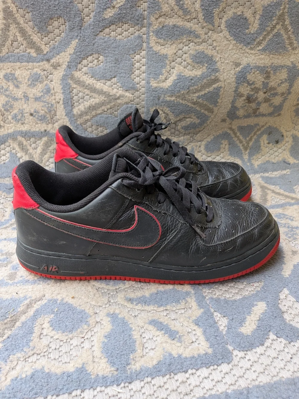 Nike Air Men's Black and Red Low-Top Sneakers