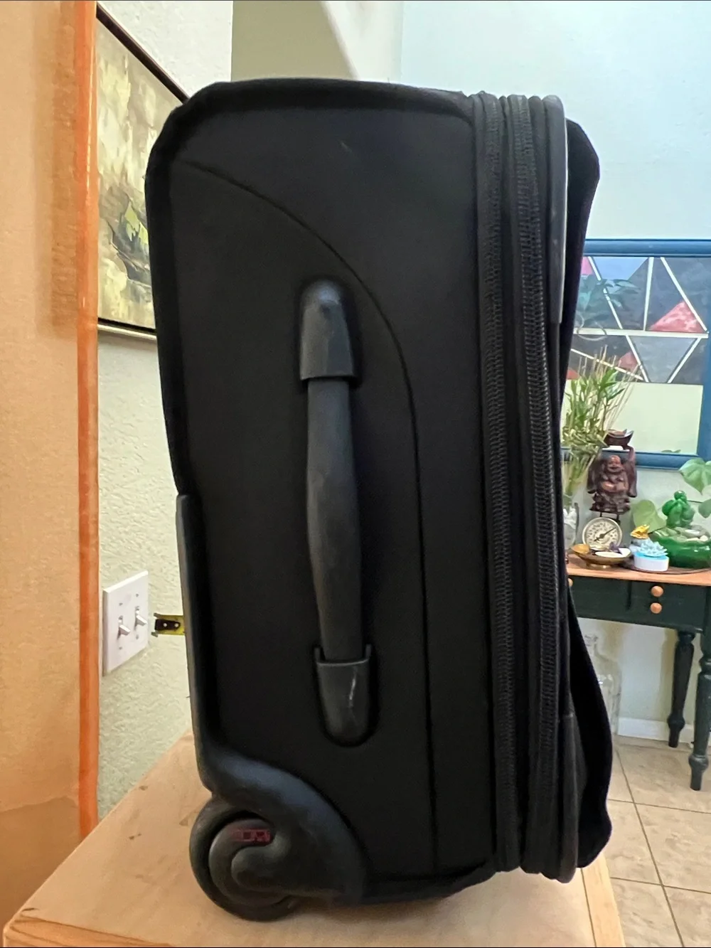 Tumi Black Softside Rollaboard Suitcase, see photos for more details. Pre owned
