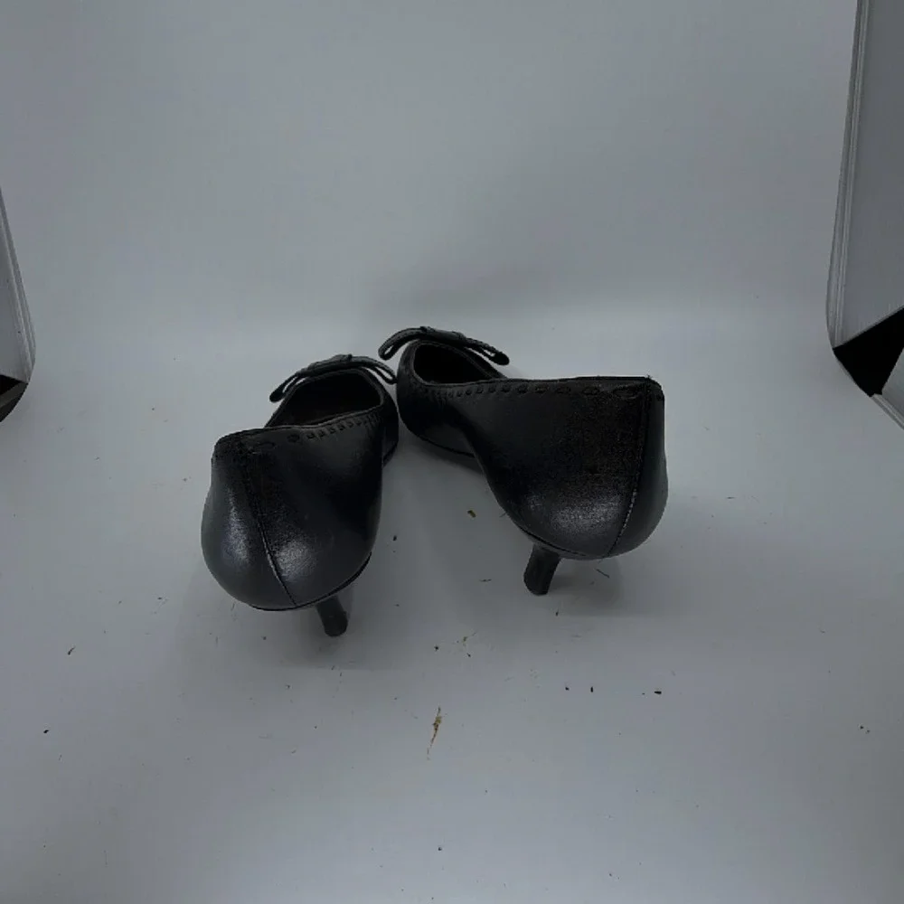 Tahari color black
