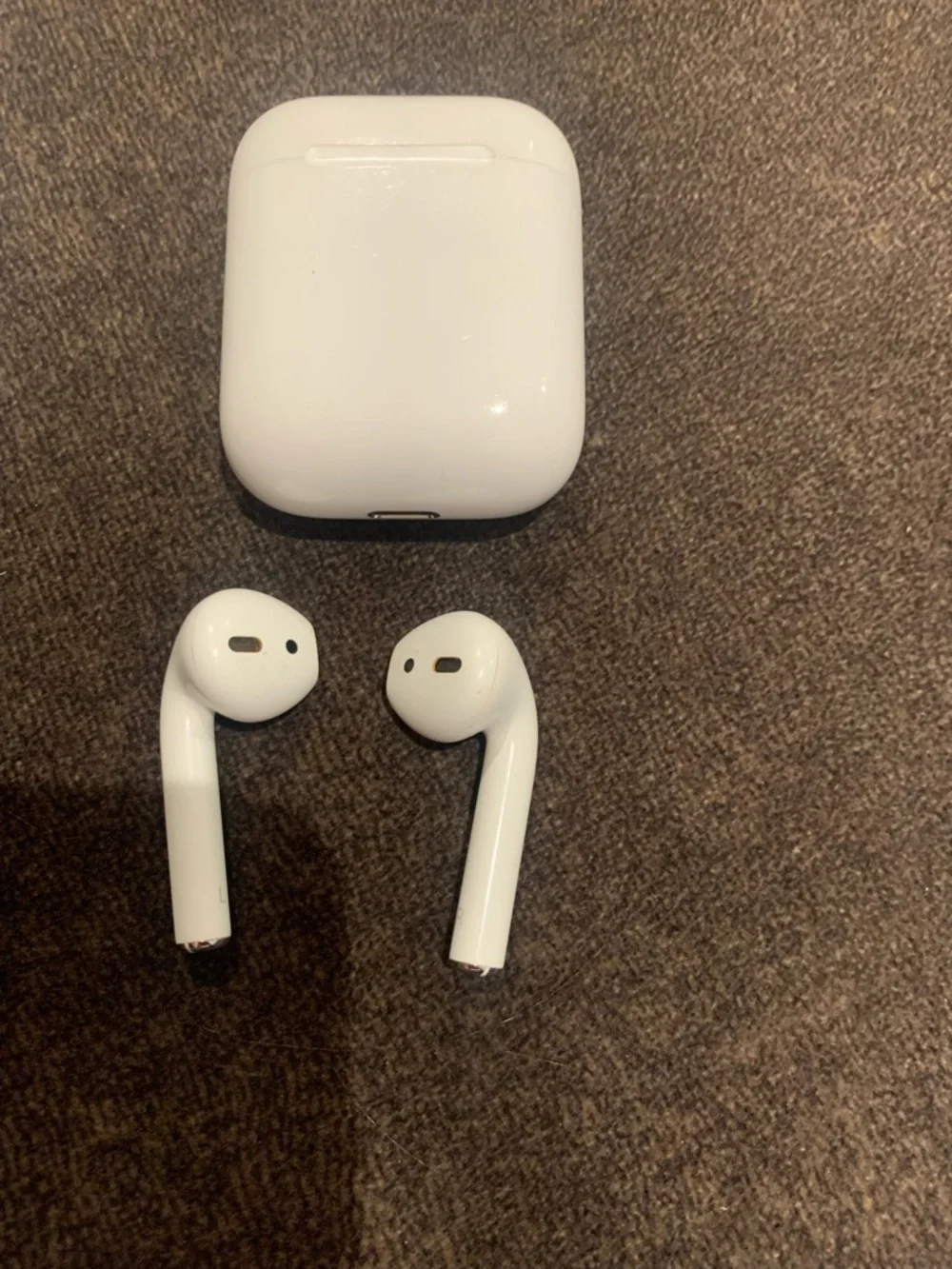Apple White Wireless Earbuds with Charging Case
