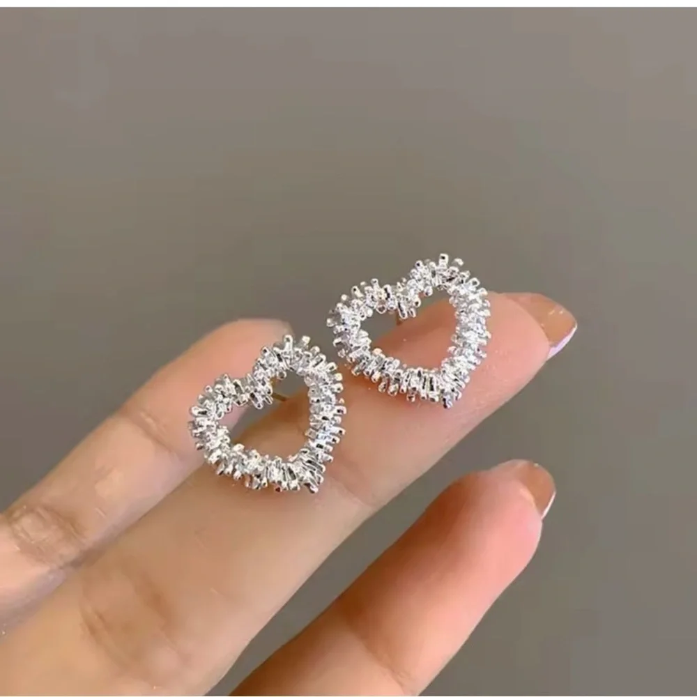 Vintage Silver Heart Stud Earrings – 2025 Trendy Geometric Wave Metal Jewelry 🤍