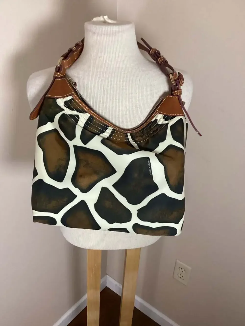 Dooney & Bourke tone piping closure