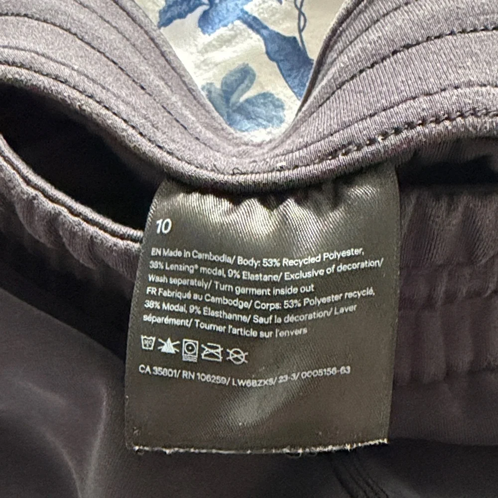 Lululemon size 10 Softstreme High-Rise Straight-Leg Cropped Pant Black