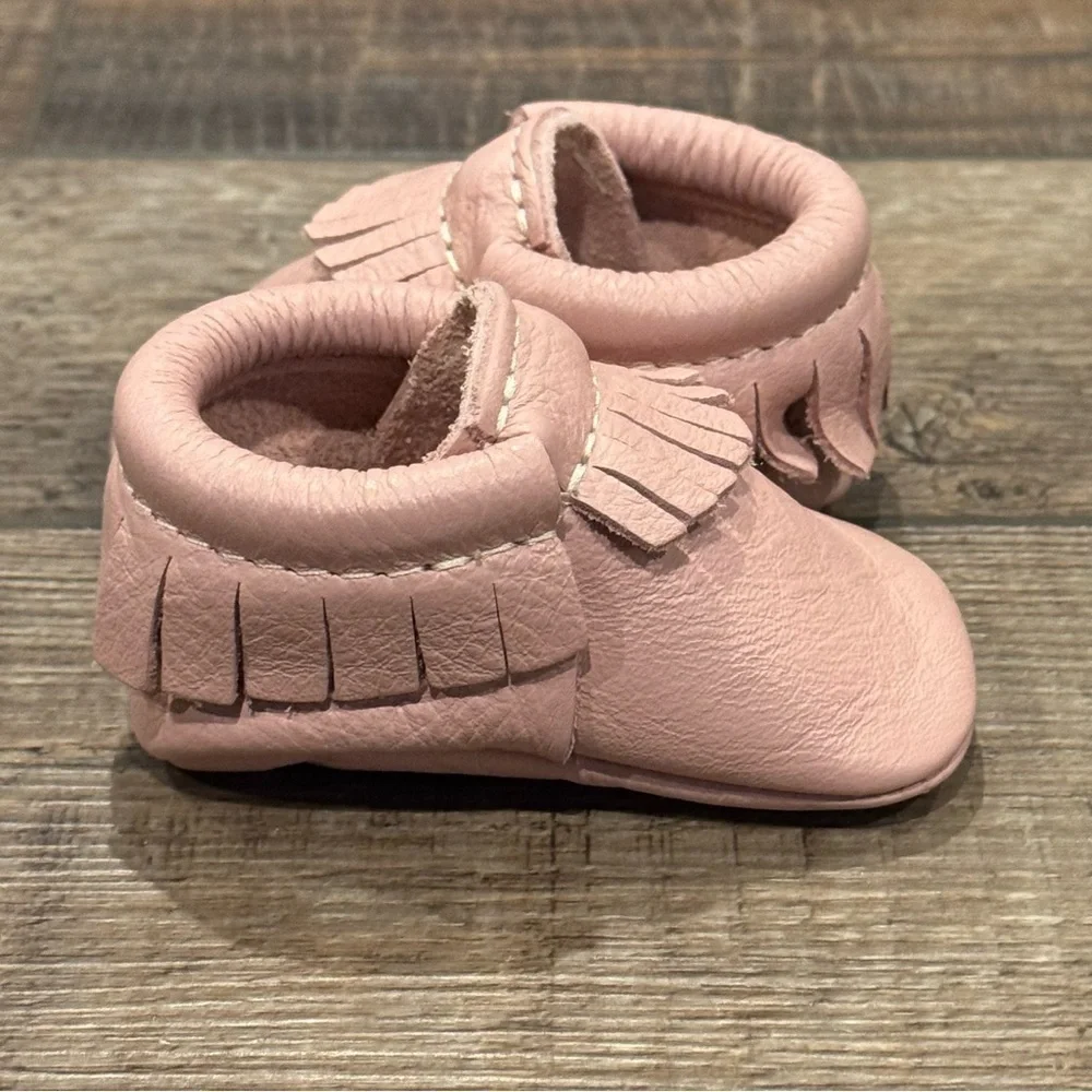 Freshly Picked Moccasin Blush Pink Leather Fringe Sz 1 Soft Sole Baby Shoes EUC