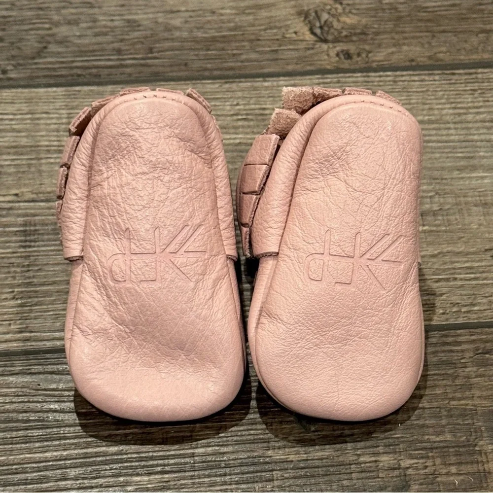 Freshly Picked Moccasin Blush Pink Leather Fringe Sz 1 Soft Sole Baby Shoes EUC