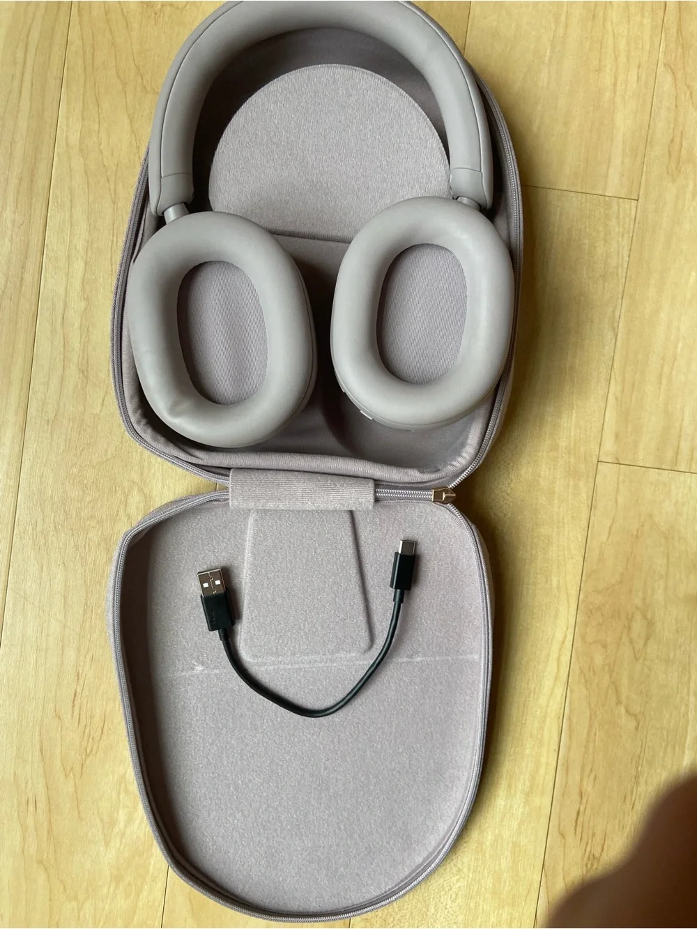 Sony Wireless Over-Ear Headphones in Smoky Pink- Comfortable Noise Isolation
