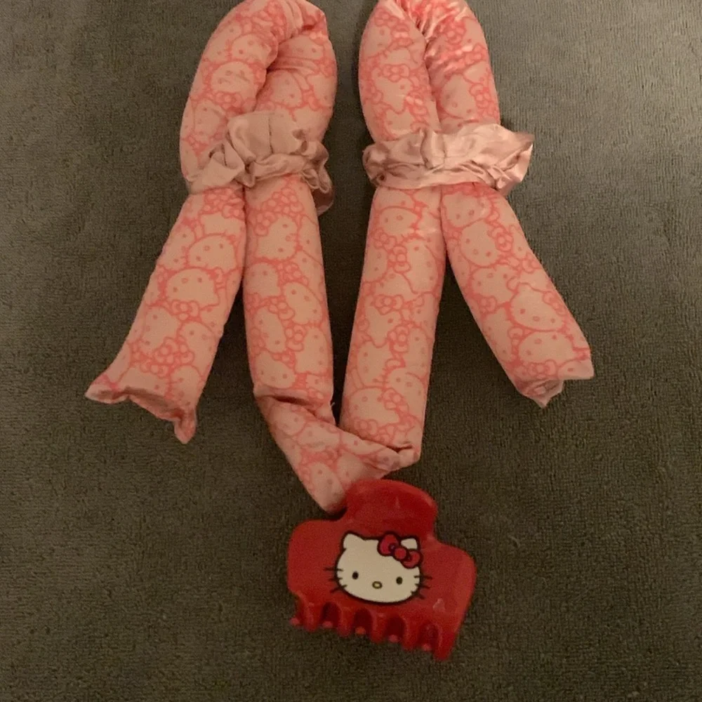 Hello Kitty reposhing this