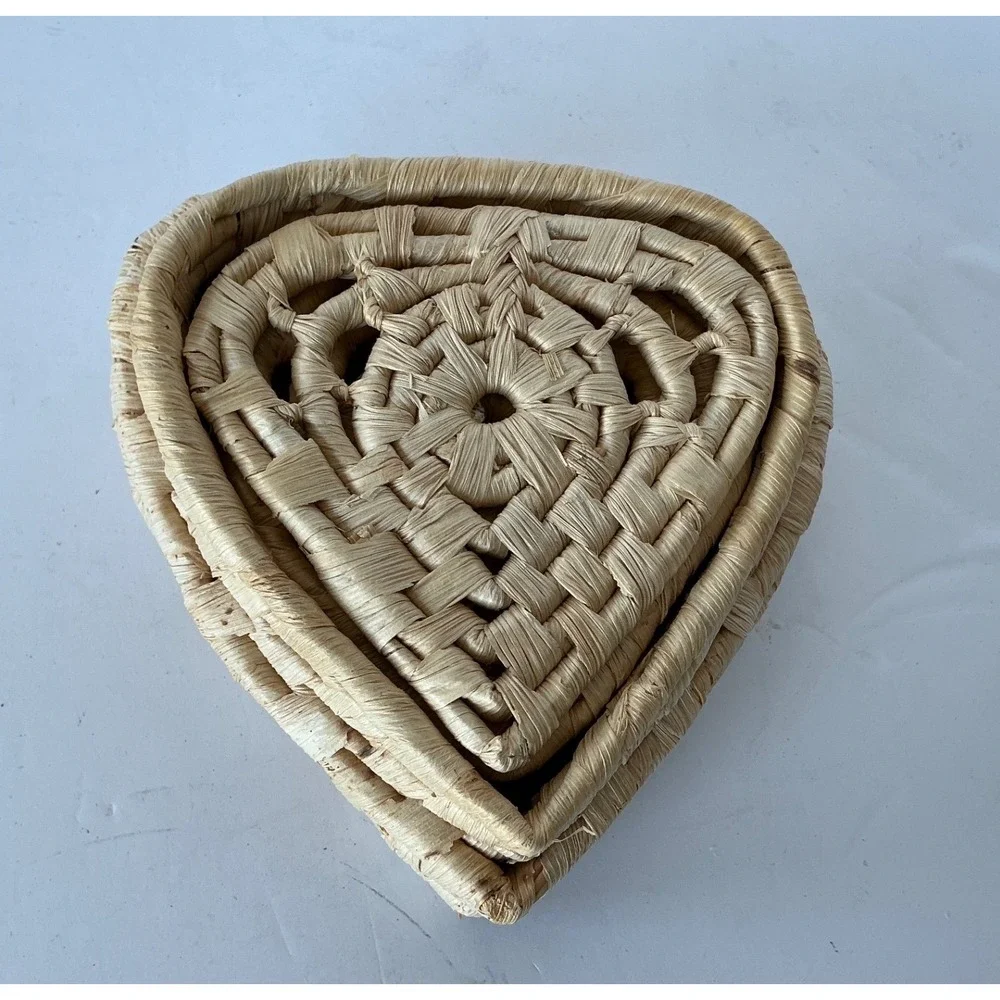 Vintage Heart Woven Straw Basket with Lid and 4‎ Coasters Set Tan Boho