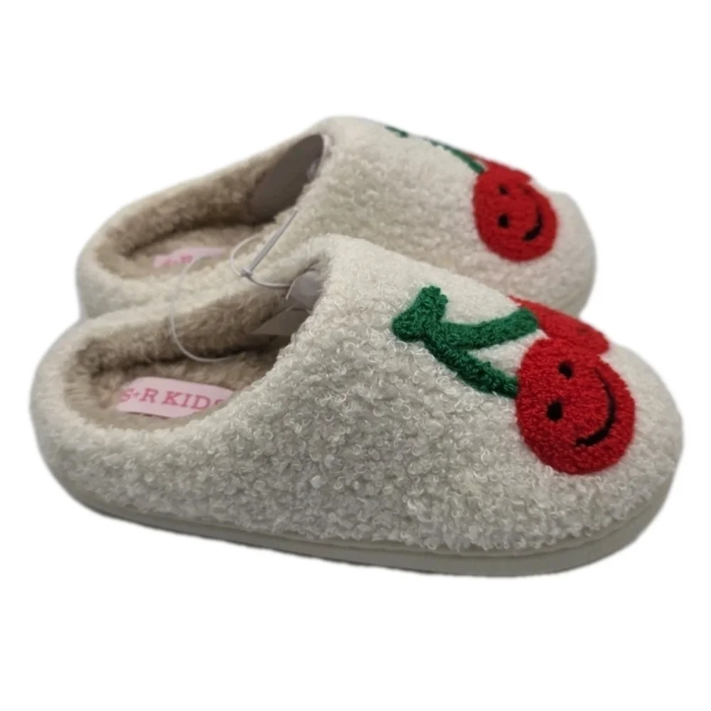 S + R Kids slippers background leaves