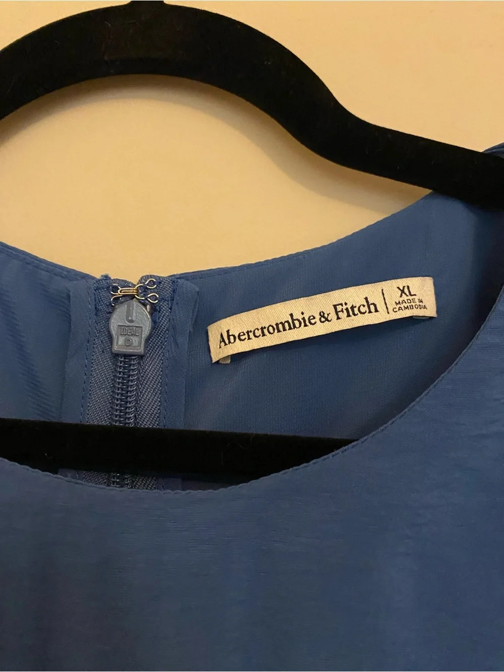 Abercrombie & Fitch puff or flowing