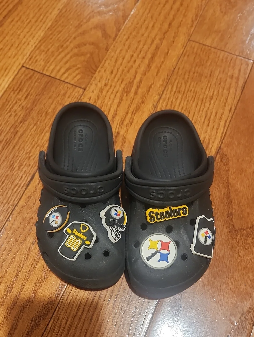 CROCS Toddler Black Clogs with Steelers Football Team Charms, Size 10 C