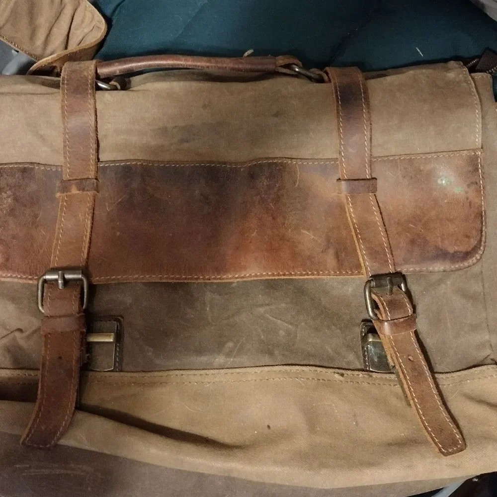 Manificent laptop messenger bag