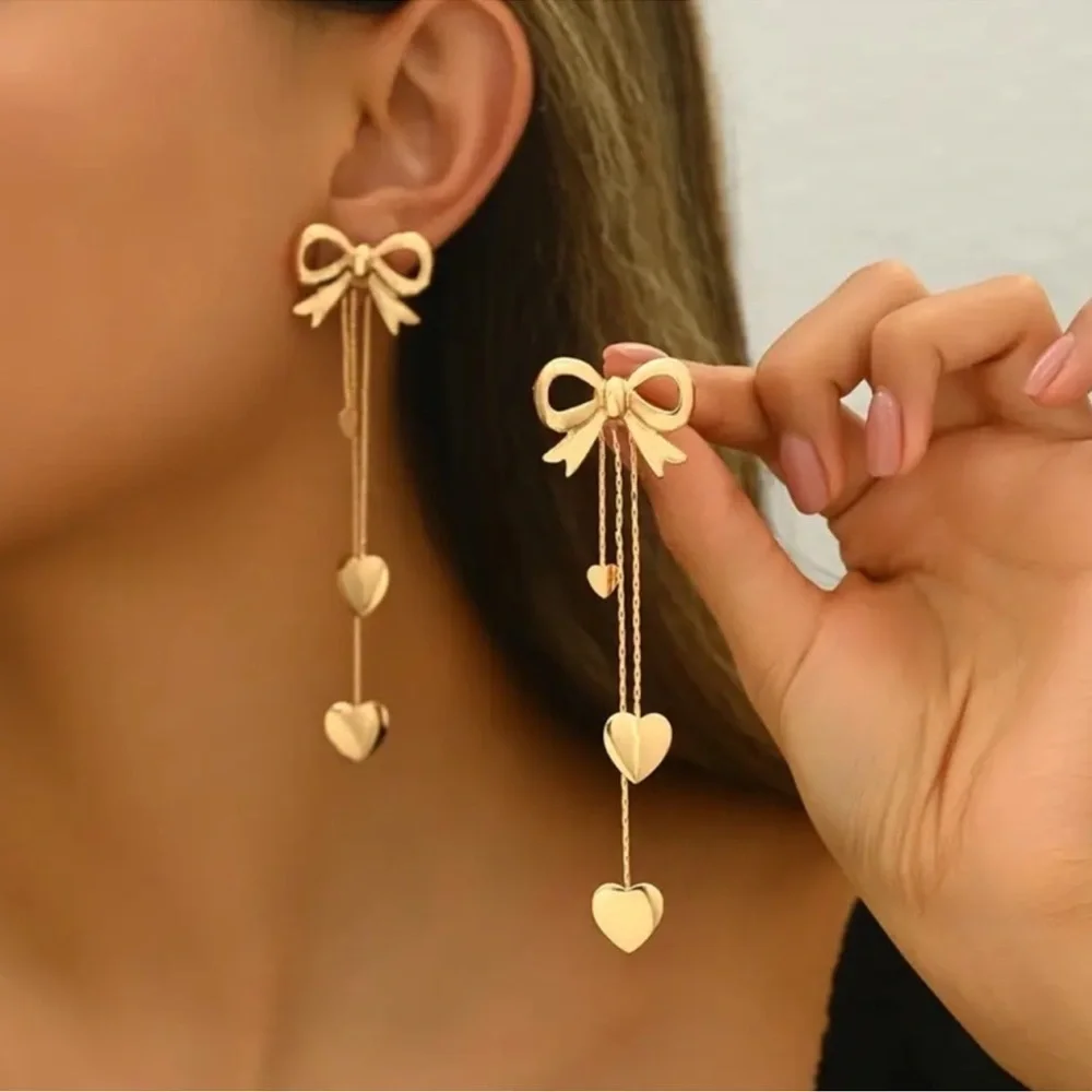 NEW Elegant Gold Bow and Heart Drop Earrings. 🎀💛