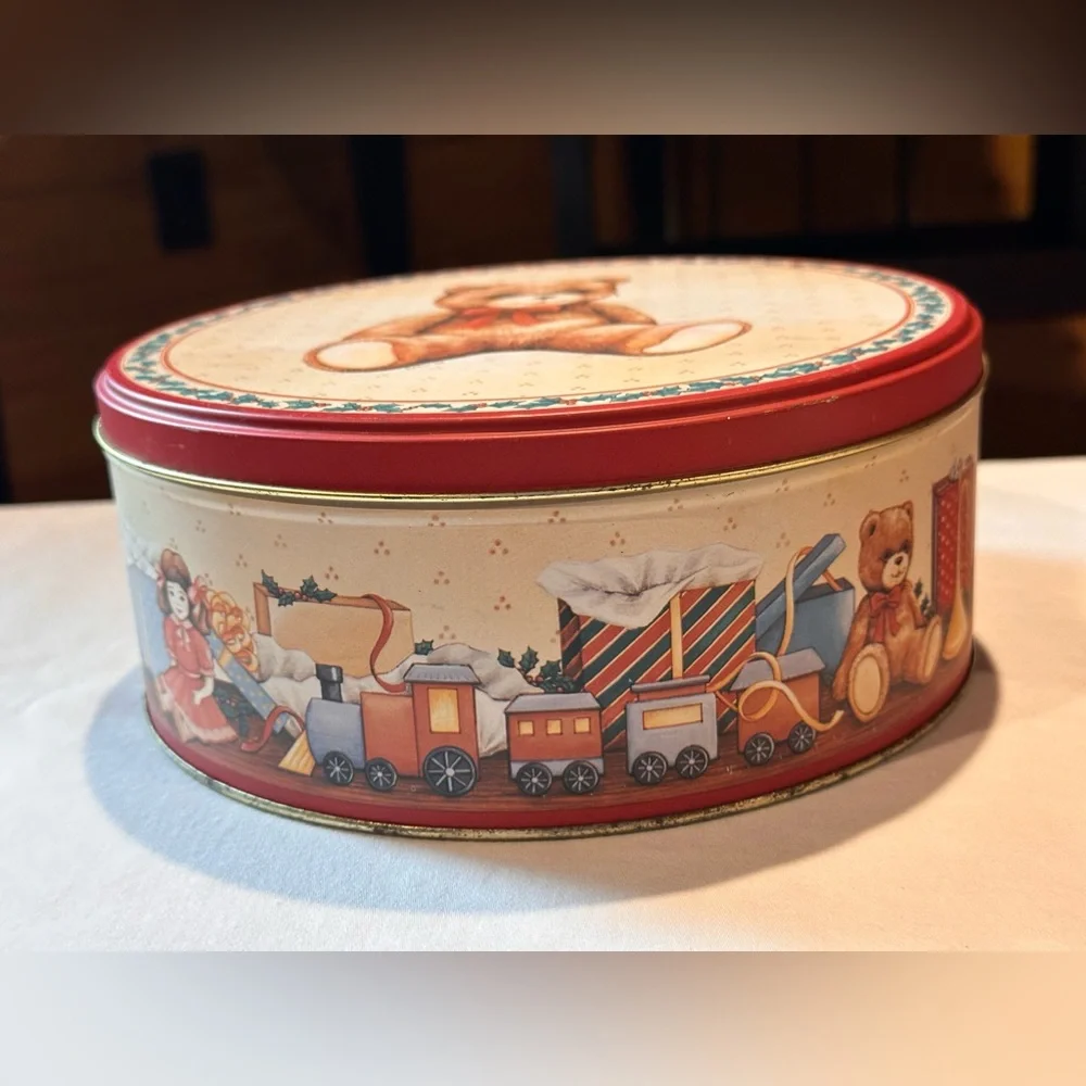 Vintage Christmas Cookie Tins Christmas‎ Around the World (House of Lloyd)