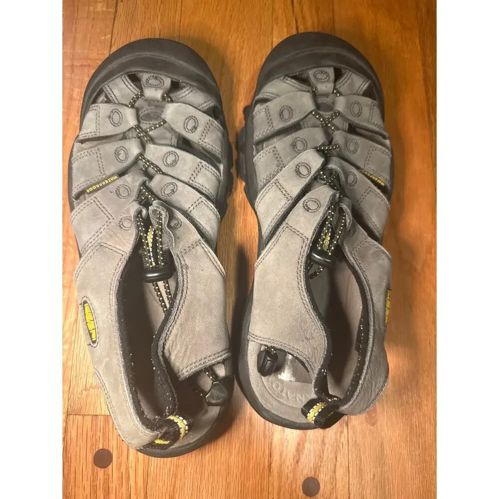 Keen closed footwear