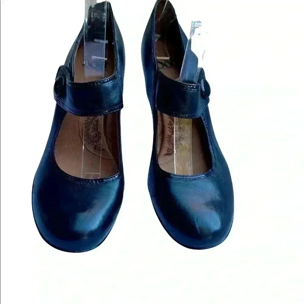 Sofft Black MARY JANES Size 7.5 Narrow!! Crease in leather at the toe Left shoe.