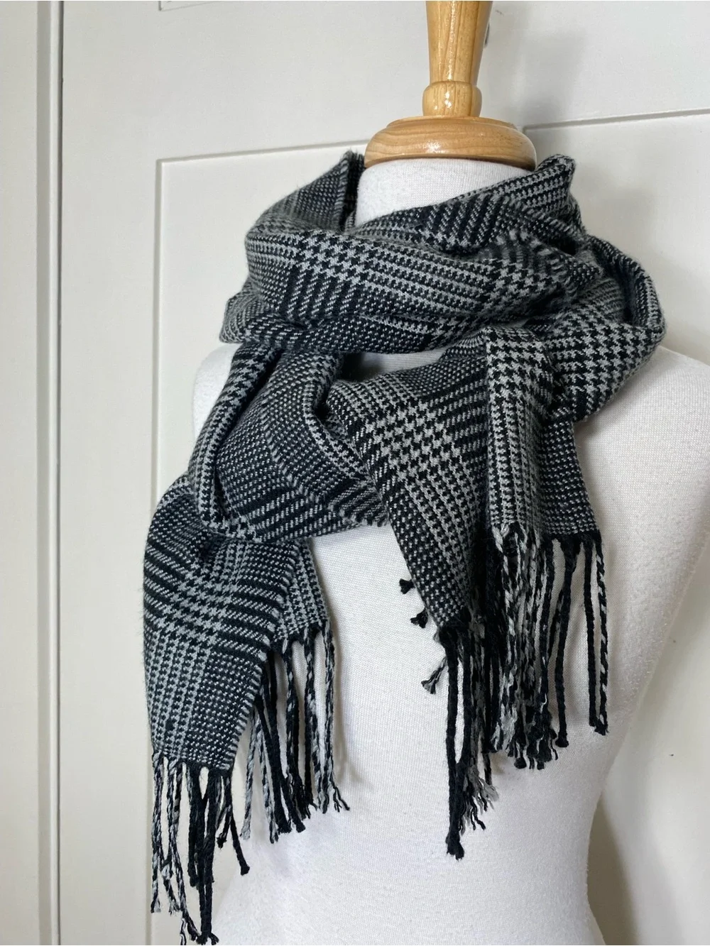 Banana Republic Black White Houndstooth Plaid Fringe Fall Winter Scarf - Unisex