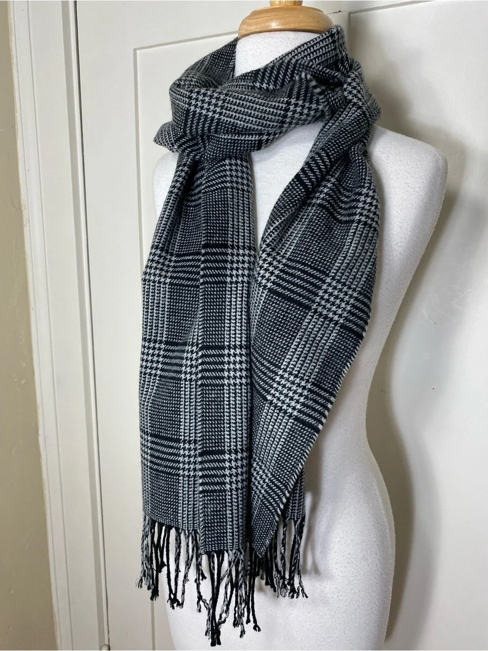 Banana Republic Black White Houndstooth Plaid Fringe Fall Winter Scarf - Unisex