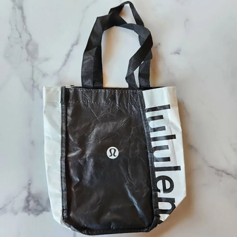 lululemon athletica 15x13 smoke alien