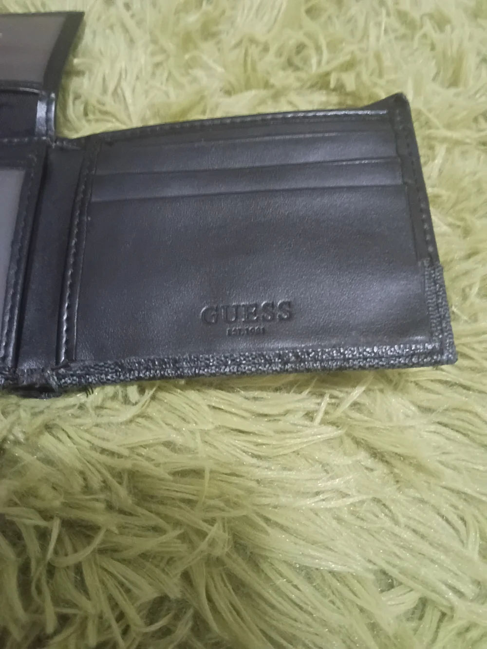 Guess compact black