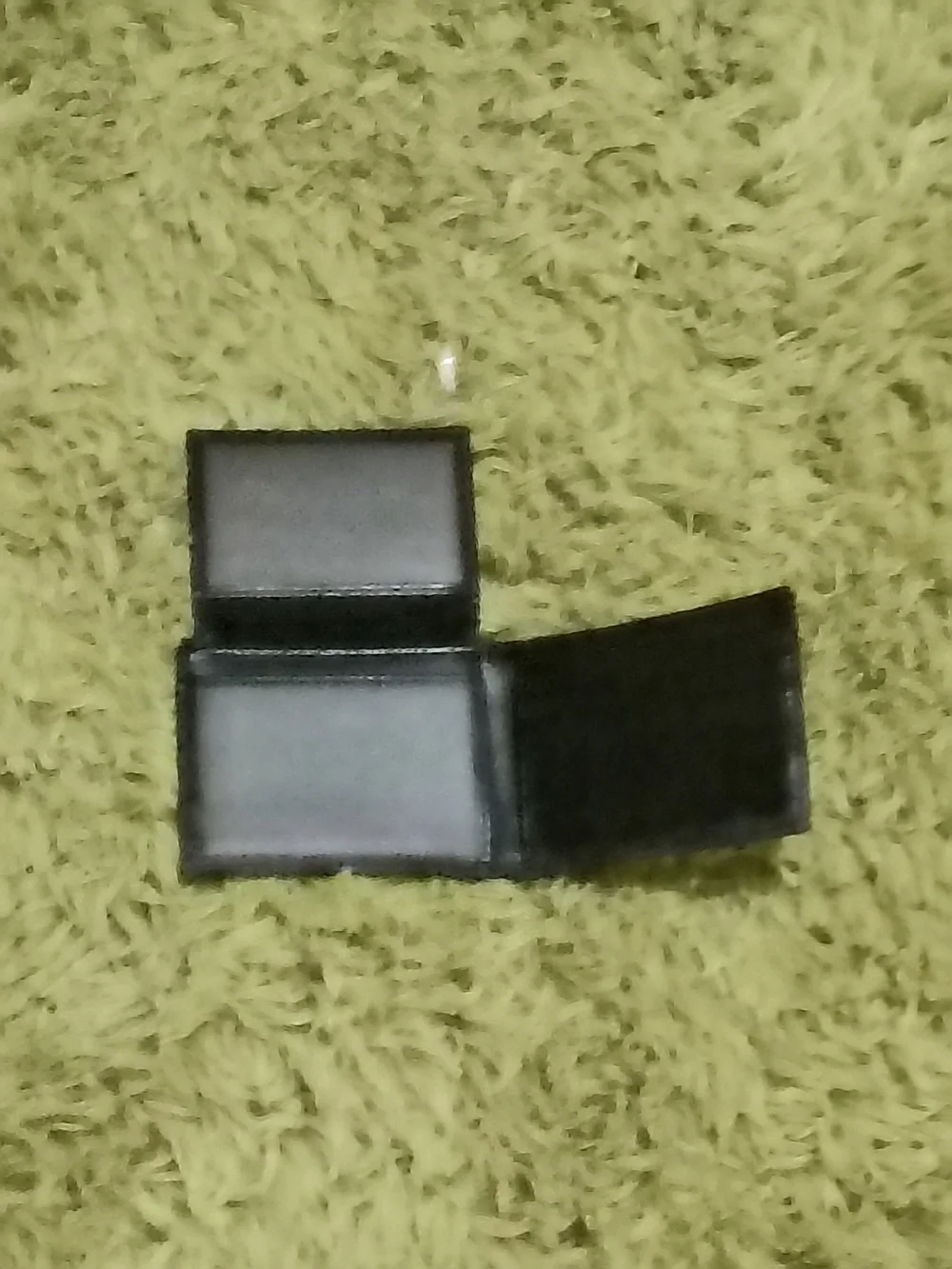 Guess compact black