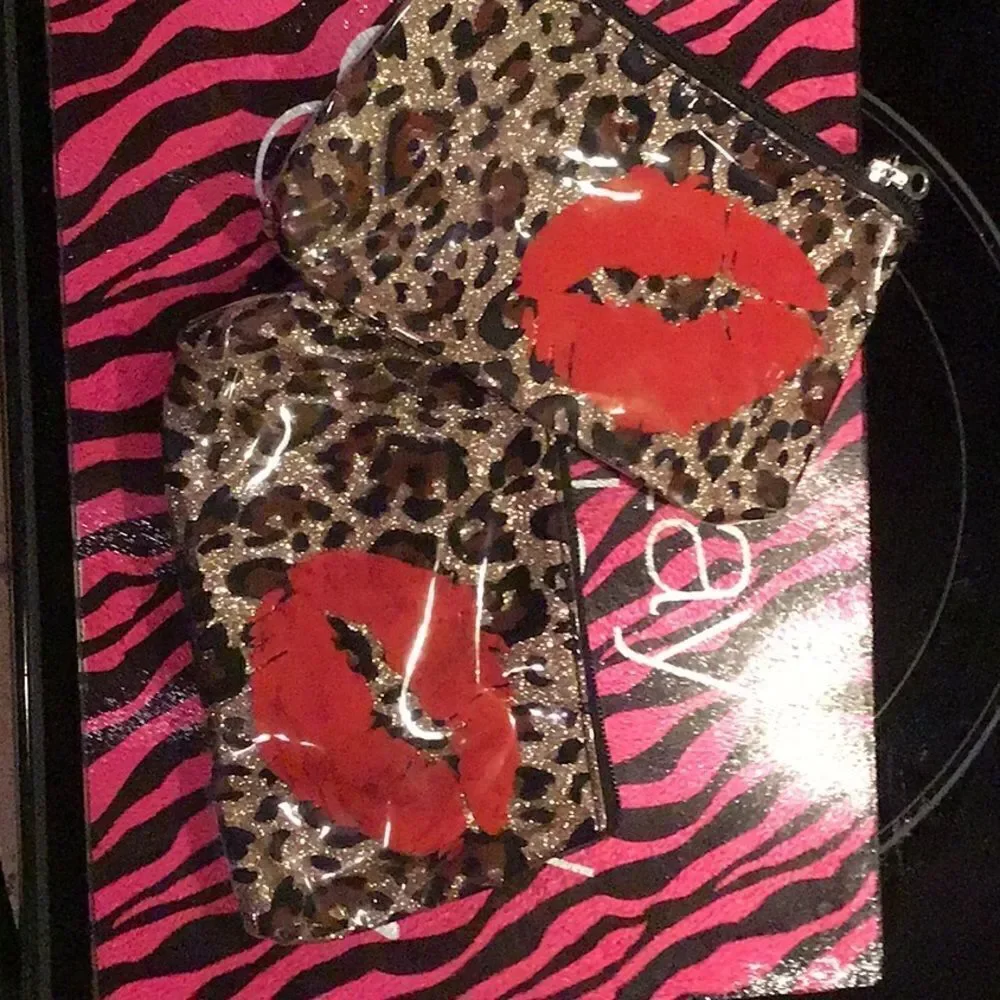 TwoBrand new leopard red lip makeup bag