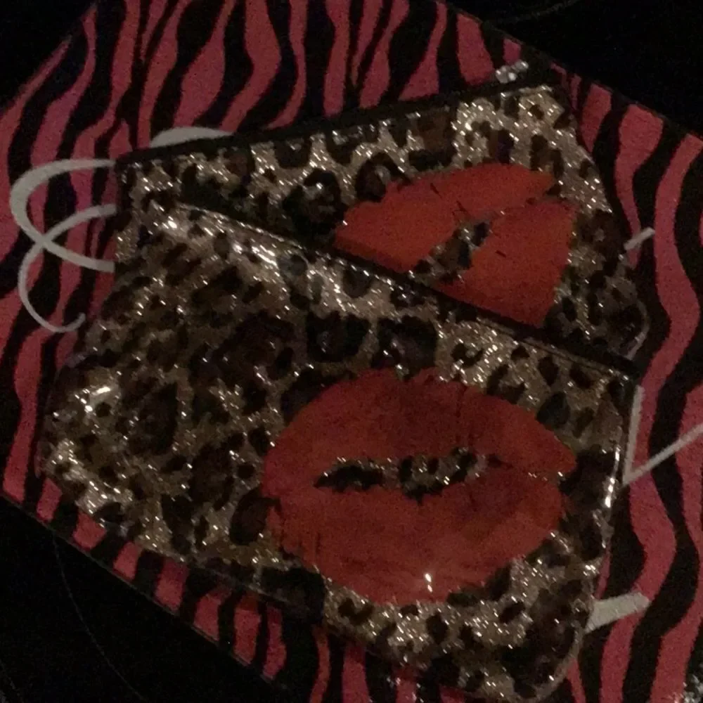 TwoBrand new leopard red lip makeup bag