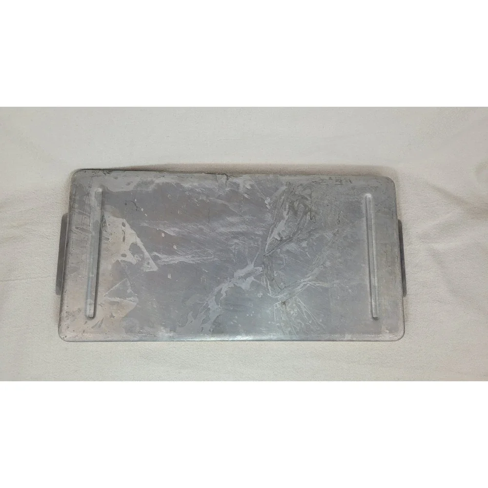 Calphalon bread cutting