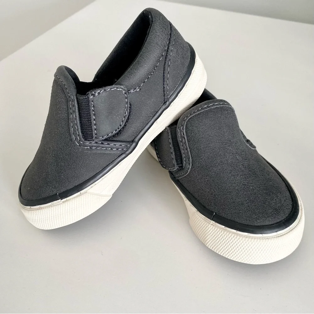 The Children’s Place Grey Leather Slip On Sneakers Size 5 Toddler
