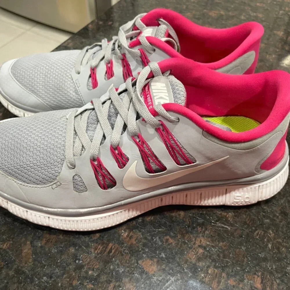 NIKE FREE‎ RUN 5.0 WOLF GREY AND HOT PINK SNEAKERS SZ 10 SPORTY RUNNING GYM YOGA