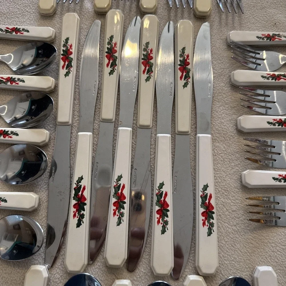 Pfaltzgraff Christmas Heritage Flatware 40 Piece Set 8 Place Settings